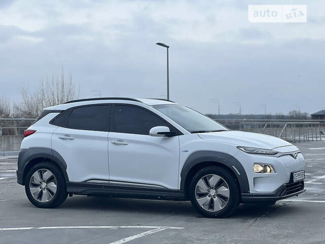 Белый Хендай Kona Electric, объемом двигателя 0 л и пробегом 82 тыс. км за 26999 $, фото 7 на Automoto.ua