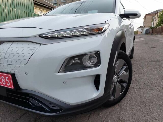 Белый Хендай Kona Electric, объемом двигателя 0 л и пробегом 131 тыс. км за 18650 $, фото 19 на Automoto.ua