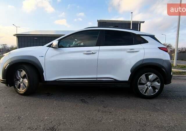 Белый Хендай Kona Electric, объемом двигателя 0 л и пробегом 210 тыс. км за 16500 $, фото 4 на Automoto.ua