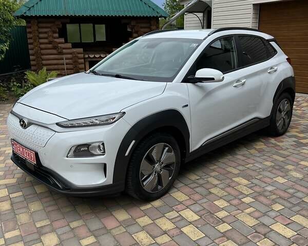 Белый Хендай Kona Electric, объемом двигателя 0 л и пробегом 113 тыс. км за 17850 $, фото 7 на Automoto.ua