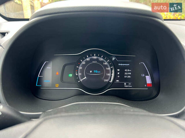 Белый Хендай Kona Electric, объемом двигателя 0 л и пробегом 93 тыс. км за 14790 $, фото 18 на Automoto.ua