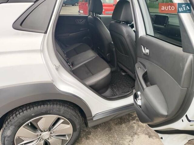 Белый Хендай Kona Electric, объемом двигателя 0 л и пробегом 107 тыс. км за 16500 $, фото 22 на Automoto.ua