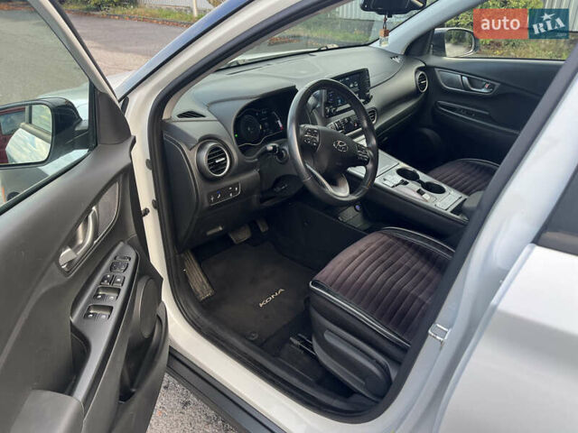 Белый Хендай Kona Electric, объемом двигателя 0 л и пробегом 110 тыс. км за 16300 $, фото 14 на Automoto.ua