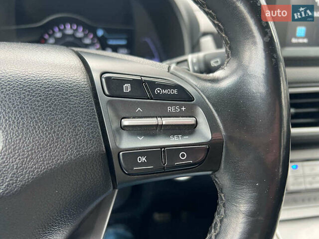 Белый Хендай Kona Electric, объемом двигателя 0 л и пробегом 93 тыс. км за 14790 $, фото 17 на Automoto.ua