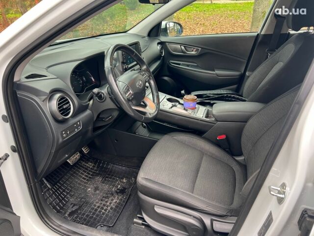 Белый Хендай Kona Electric, объемом двигателя 0 л и пробегом 93 тыс. км за 14790 $, фото 10 на Automoto.ua