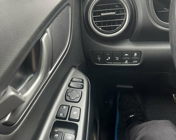 Белый Хендай Kona Electric, объемом двигателя 0 л и пробегом 113 тыс. км за 18500 $, фото 8 на Automoto.ua