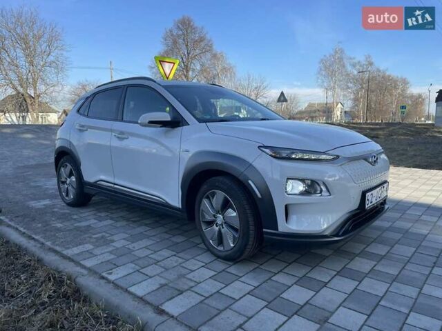 Белый Хендай Kona Electric, объемом двигателя 0 л и пробегом 111 тыс. км за 16500 $, фото 4 на Automoto.ua