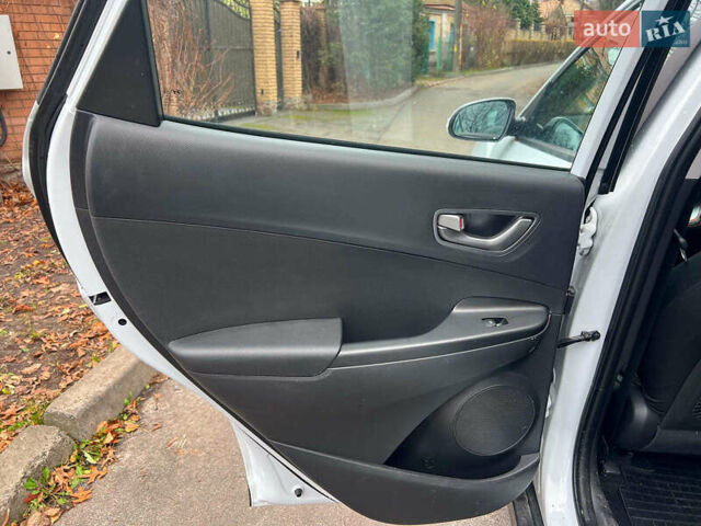 Белый Хендай Kona Electric, объемом двигателя 0 л и пробегом 93 тыс. км за 14790 $, фото 20 на Automoto.ua