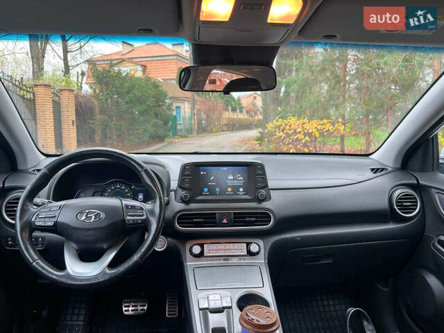 Белый Хендай Kona Electric, объемом двигателя 0 л и пробегом 93 тыс. км за 14790 $, фото 19 на Automoto.ua