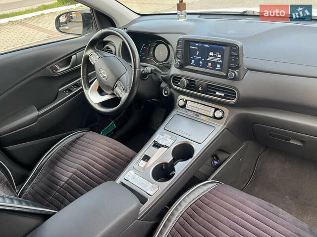 Белый Хендай Kona Electric, объемом двигателя 0 л и пробегом 110 тыс. км за 16300 $, фото 11 на Automoto.ua