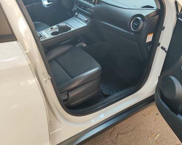 Белый Хендай Kona Electric, объемом двигателя 0 л и пробегом 107 тыс. км за 16500 $, фото 5 на Automoto.ua