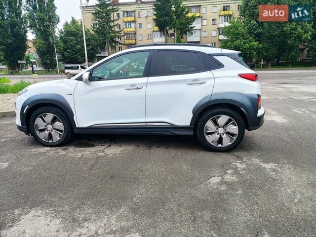 Белый Хендай Kona Electric, объемом двигателя 0 л и пробегом 105 тыс. км за 16700 $, фото 6 на Automoto.ua