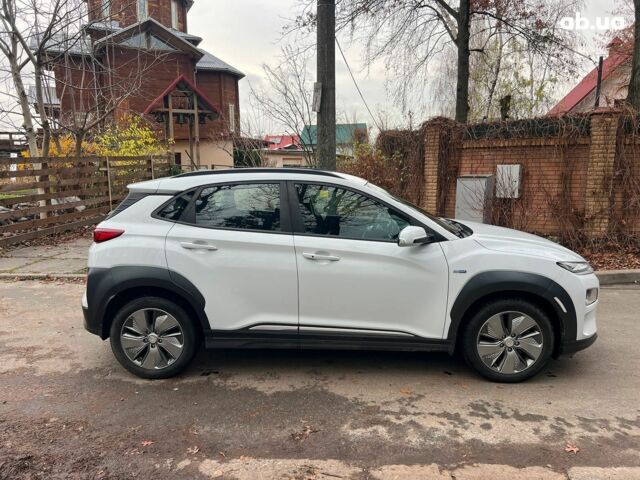 Белый Хендай Kona Electric, объемом двигателя 0 л и пробегом 93 тыс. км за 14790 $, фото 3 на Automoto.ua