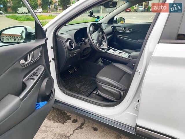 Белый Хендай Kona Electric, объемом двигателя 0 л и пробегом 105 тыс. км за 16700 $, фото 5 на Automoto.ua