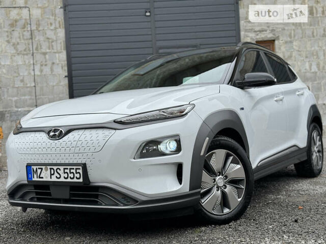 Белый Хендай Kona Electric, объемом двигателя 0 л и пробегом 67 тыс. км за 18950 $, фото 2 на Automoto.ua