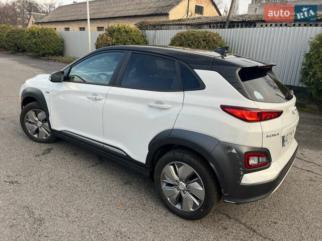 Белый Хендай Kona Electric, объемом двигателя 0 л и пробегом 110 тыс. км за 16300 $, фото 2 на Automoto.ua