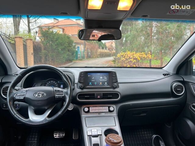 Белый Хендай Kona Electric, объемом двигателя 0 л и пробегом 93 тыс. км за 14790 $, фото 19 на Automoto.ua