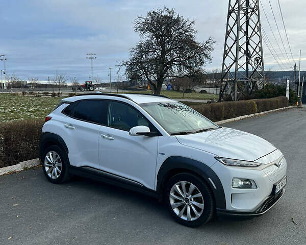 Белый Хендай Kona Electric, объемом двигателя 0 л и пробегом 84 тыс. км за 13250 $, фото 4 на Automoto.ua