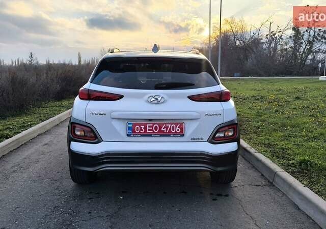 Белый Хендай Kona Electric, объемом двигателя 0 л и пробегом 210 тыс. км за 16500 $, фото 3 на Automoto.ua
