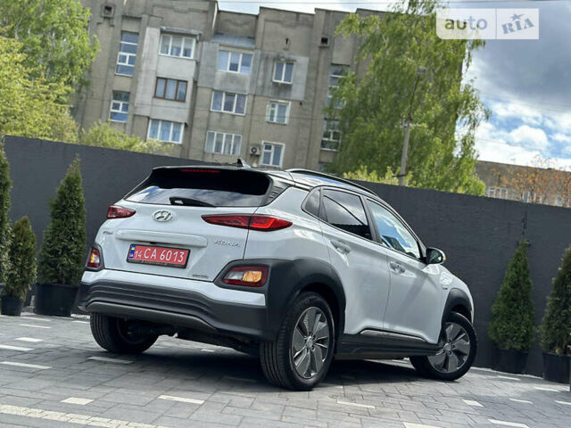 Білий Хендай Kona Electric, об'ємом двигуна 0 л та пробігом 75 тис. км за 18990 $, фото 20 на Automoto.ua