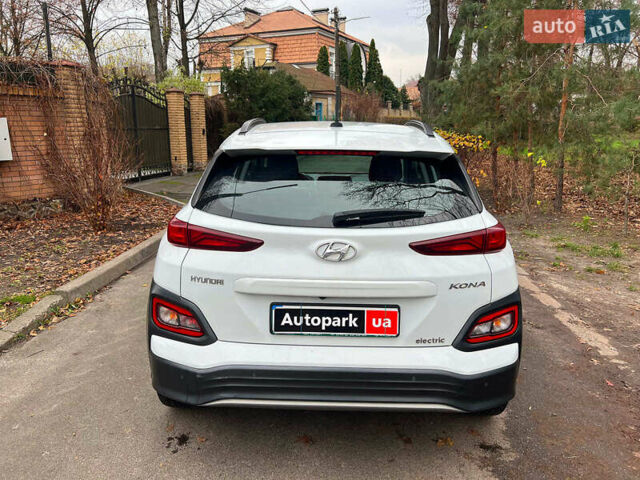 Белый Хендай Kona Electric, объемом двигателя 0 л и пробегом 93 тыс. км за 14790 $, фото 5 на Automoto.ua