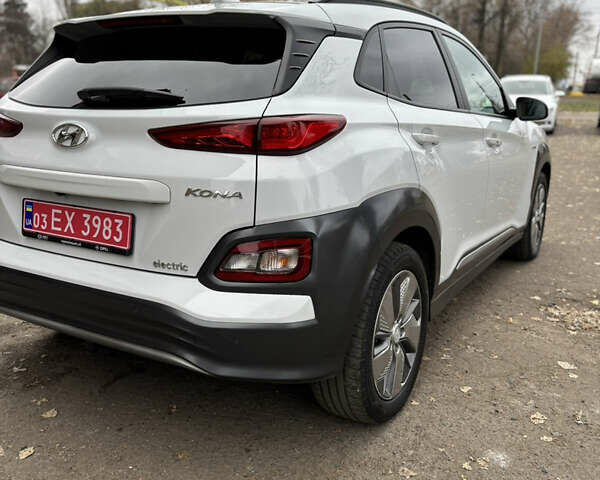 Белый Хендай Kona Electric, объемом двигателя 0 л и пробегом 67 тыс. км за 17500 $, фото 5 на Automoto.ua