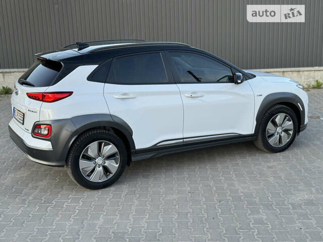 Белый Хендай Kona Electric, объемом двигателя 0 л и пробегом 68 тыс. км за 18300 $, фото 27 на Automoto.ua