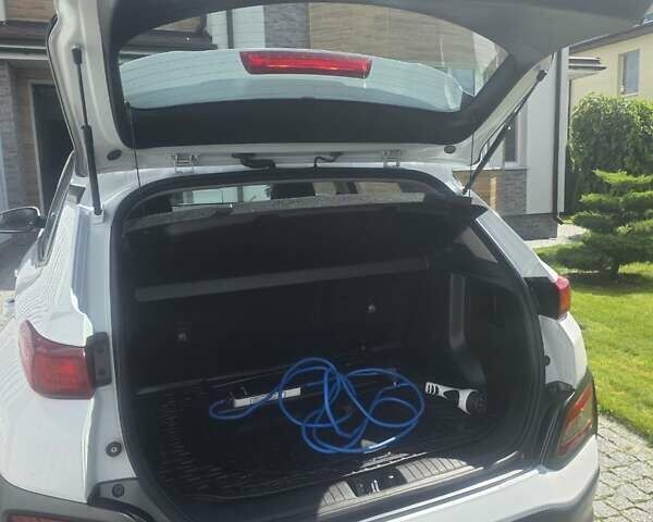 Білий Хендай Kona Electric, об'ємом двигуна 0 л та пробігом 90 тис. км за 15500 $, фото 24 на Automoto.ua