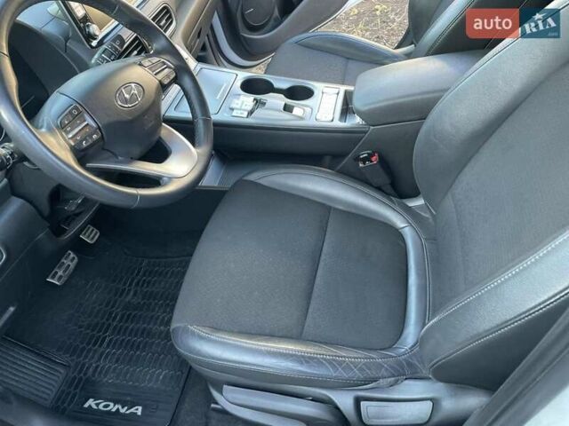 Белый Хендай Kona Electric, объемом двигателя 0 л и пробегом 111 тыс. км за 16500 $, фото 19 на Automoto.ua