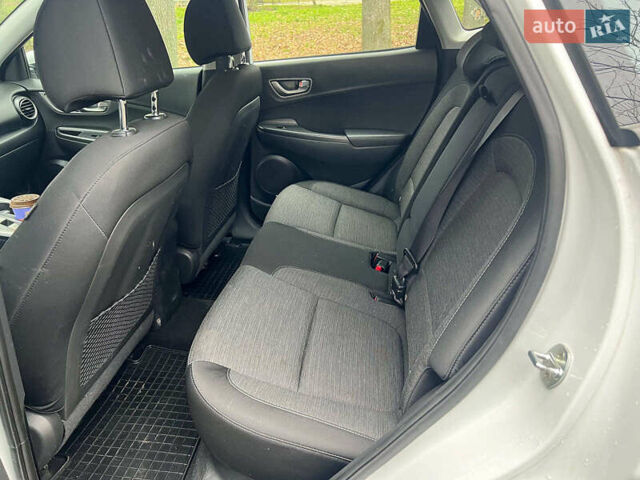 Белый Хендай Kona Electric, объемом двигателя 0 л и пробегом 93 тыс. км за 14790 $, фото 21 на Automoto.ua