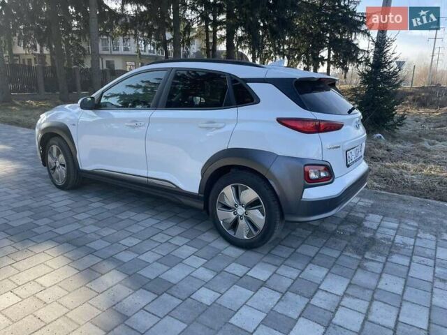 Белый Хендай Kona Electric, объемом двигателя 0 л и пробегом 111 тыс. км за 16500 $, фото 3 на Automoto.ua