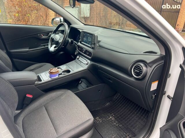 Белый Хендай Kona Electric, объемом двигателя 0 л и пробегом 93 тыс. км за 14790 $, фото 22 на Automoto.ua