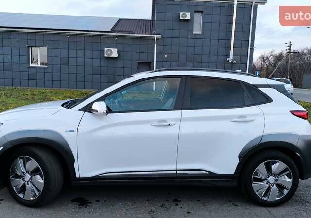 Белый Хендай Kona Electric, объемом двигателя 0 л и пробегом 210 тыс. км за 16500 $, фото 11 на Automoto.ua