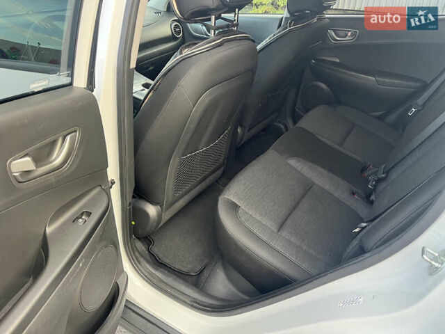 Белый Хендай Kona Electric, объемом двигателя 0 л и пробегом 110 тыс. км за 16300 $, фото 17 на Automoto.ua