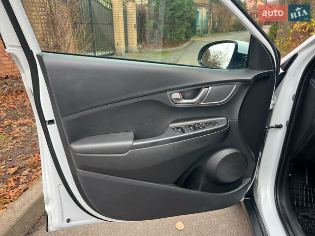 Белый Хендай Kona Electric, объемом двигателя 0 л и пробегом 93 тыс. км за 14790 $, фото 8 на Automoto.ua