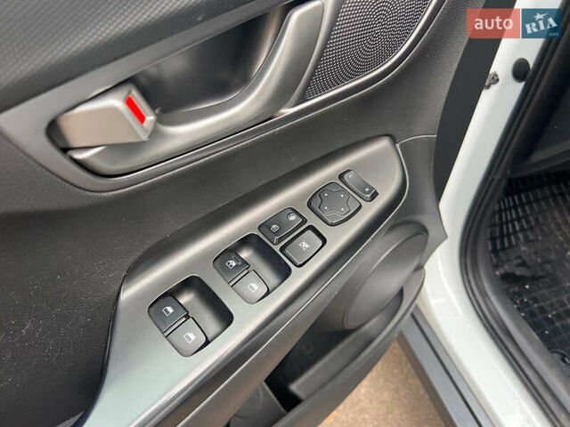 Белый Хендай Kona Electric, объемом двигателя 0 л и пробегом 93 тыс. км за 14790 $, фото 9 на Automoto.ua