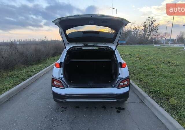 Белый Хендай Kona Electric, объемом двигателя 0 л и пробегом 210 тыс. км за 16500 $, фото 18 на Automoto.ua