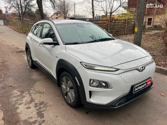Белый Хендай Kona Electric, объемом двигателя 0 л и пробегом 93 тыс. км за 14790 $, фото 2 на Automoto.ua