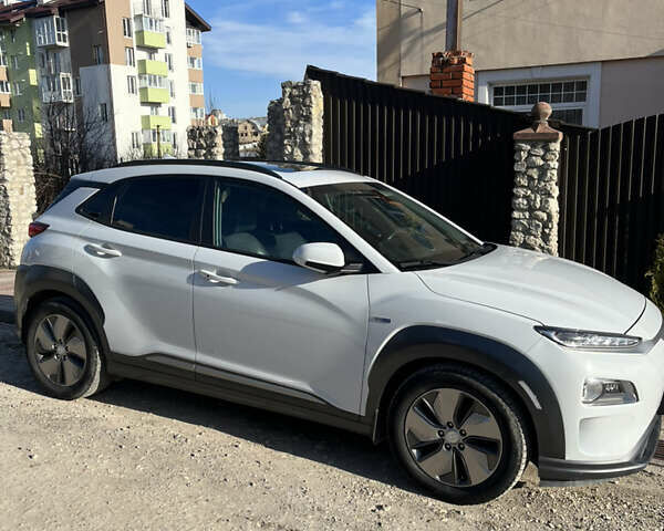 Белый Хендай Kona Electric, объемом двигателя 0 л и пробегом 98 тыс. км за 21399 $, фото 10 на Automoto.ua