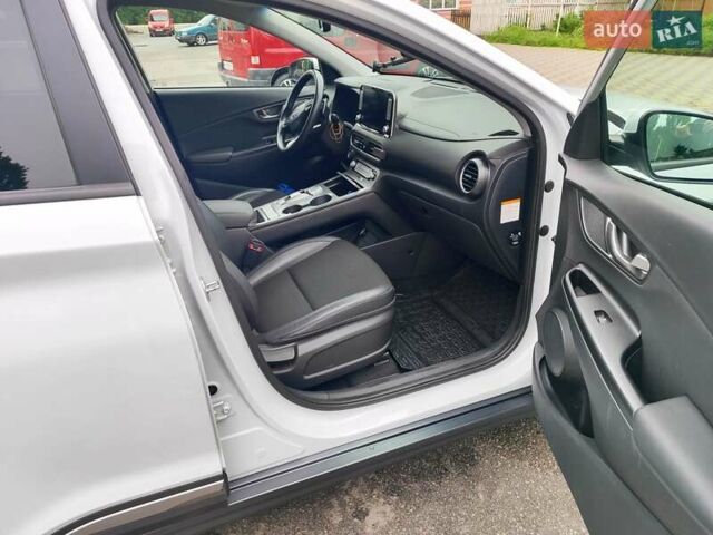 Белый Хендай Kona Electric, объемом двигателя 0 л и пробегом 107 тыс. км за 16500 $, фото 17 на Automoto.ua