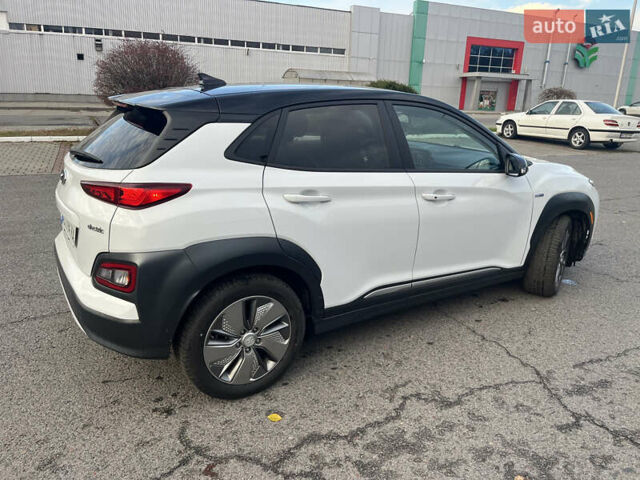 Белый Хендай Kona Electric, объемом двигателя 0 л и пробегом 110 тыс. км за 16300 $, фото 6 на Automoto.ua