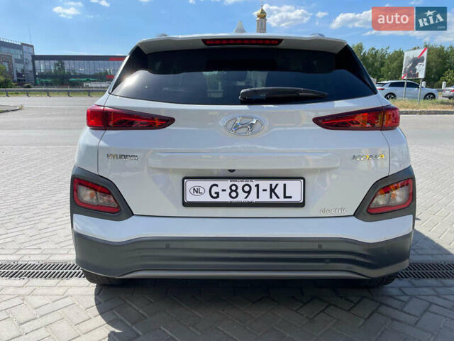 Білий Хендай Kona Electric, об'ємом двигуна 0 л та пробігом 118 тис. км за 17400 $, фото 5 на Automoto.ua