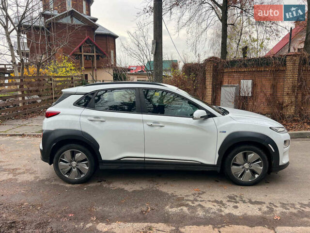 Белый Хендай Kona Electric, объемом двигателя 0 л и пробегом 93 тыс. км за 14790 $, фото 3 на Automoto.ua