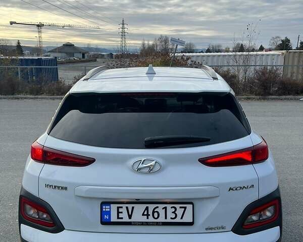 Белый Хендай Kona Electric, объемом двигателя 0 л и пробегом 84 тыс. км за 13250 $, фото 6 на Automoto.ua