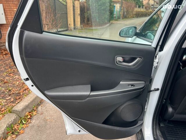 Белый Хендай Kona Electric, объемом двигателя 0 л и пробегом 93 тыс. км за 14790 $, фото 20 на Automoto.ua