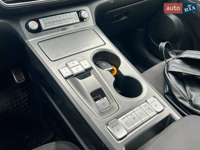 Белый Хендай Kona Electric, объемом двигателя 0 л и пробегом 93 тыс. км за 14790 $, фото 14 на Automoto.ua