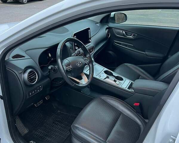 Белый Хендай Kona Electric, объемом двигателя 0 л и пробегом 84 тыс. км за 13250 $, фото 13 на Automoto.ua