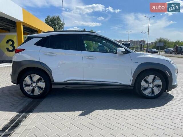Білий Хендай Kona Electric, об'ємом двигуна 0 л та пробігом 118 тис. км за 17400 $, фото 7 на Automoto.ua