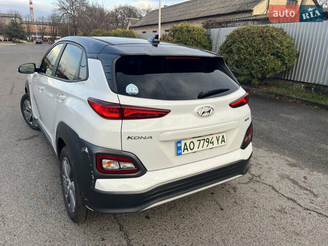Белый Хендай Kona Electric, объемом двигателя 0 л и пробегом 110 тыс. км за 16300 $, фото 3 на Automoto.ua