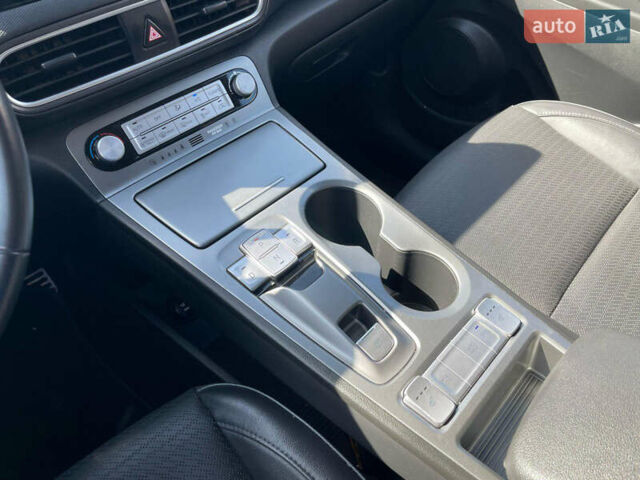 Білий Хендай Kona Electric, об'ємом двигуна 0 л та пробігом 118 тис. км за 17400 $, фото 19 на Automoto.ua